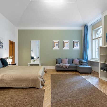 Spacious 3 Bedroom Apartment In The Heart Of 프라하 외부 사진