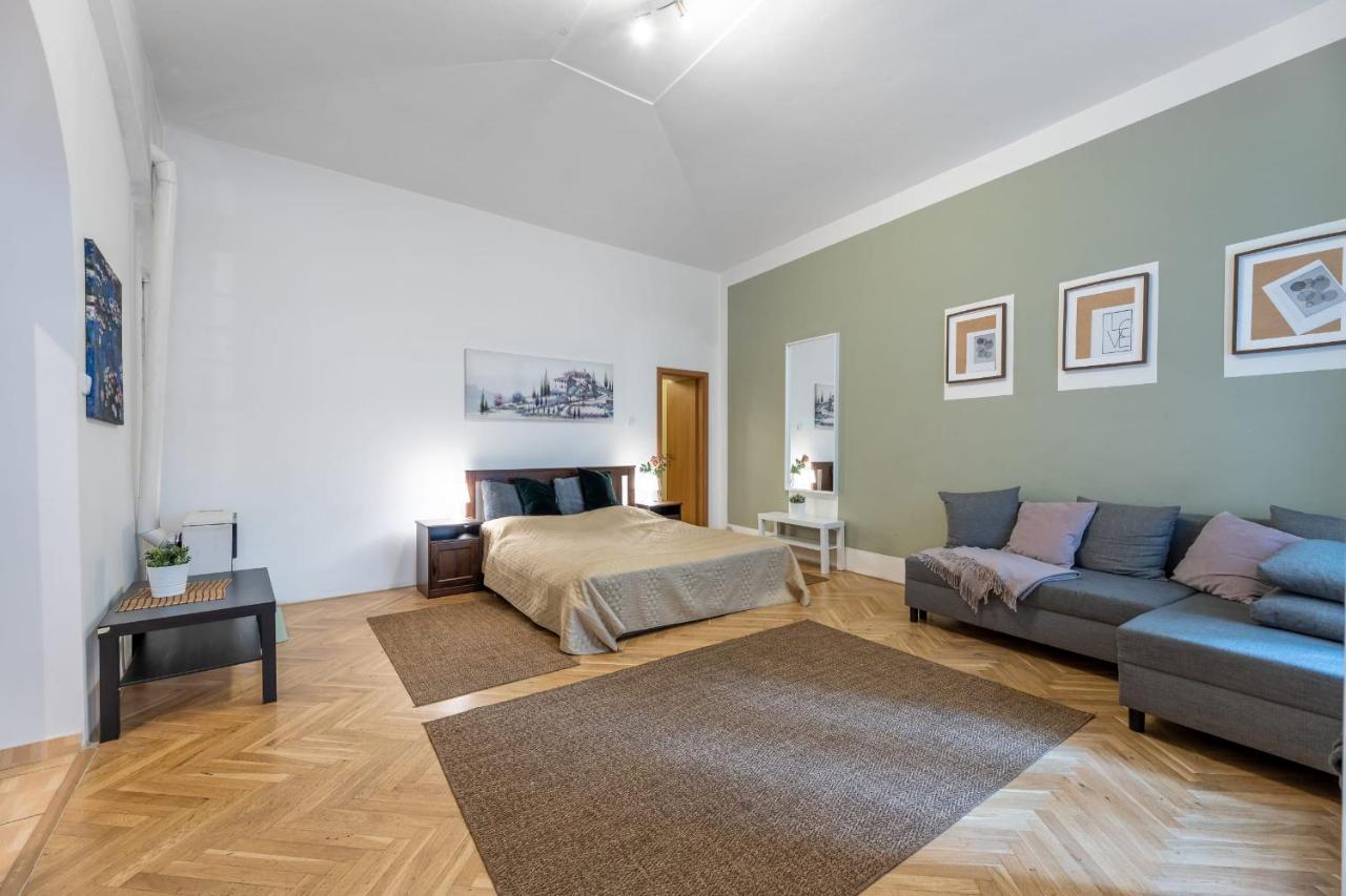 Spacious 3 Bedroom Apartment In The Heart Of 프라하 외부 사진