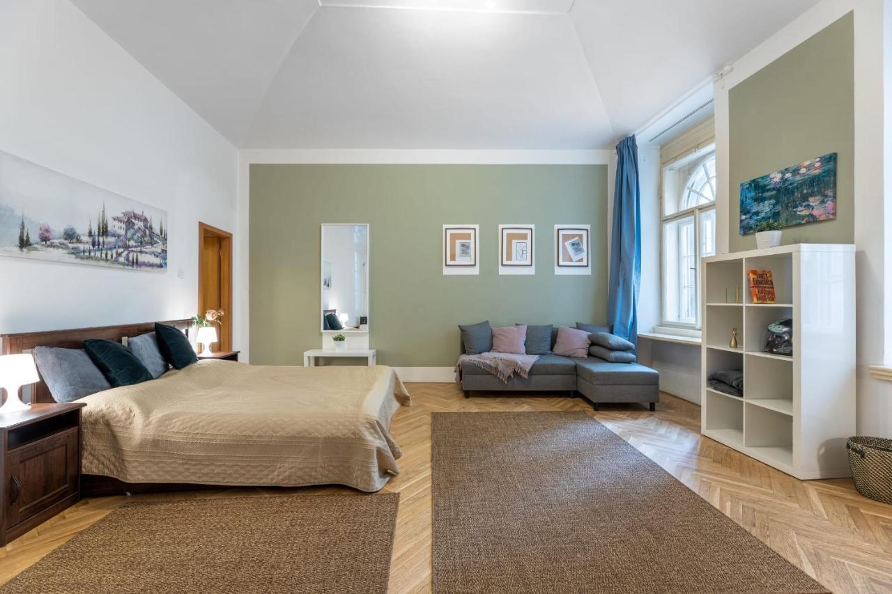 Spacious 3 Bedroom Apartment In The Heart Of 프라하 외부 사진