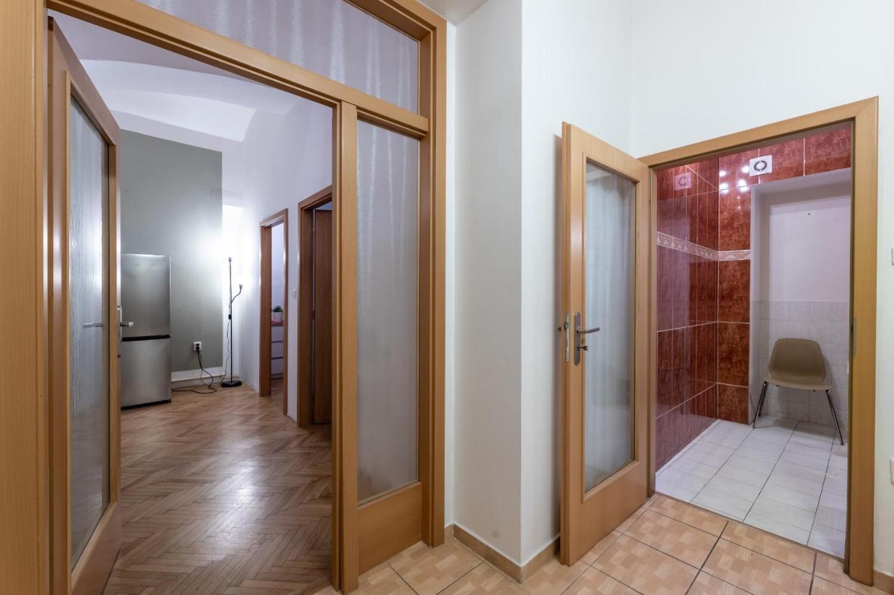 Spacious 3 Bedroom Apartment In The Heart Of 프라하 외부 사진